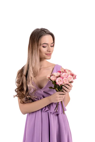 白い背景に花の花束を持つ美しい若い女性 — ストック写真
