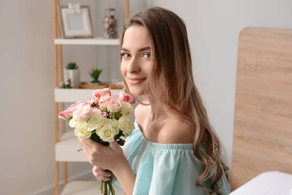 Retrato Hermosa Joven Con Ramo Flores — Foto de Stock