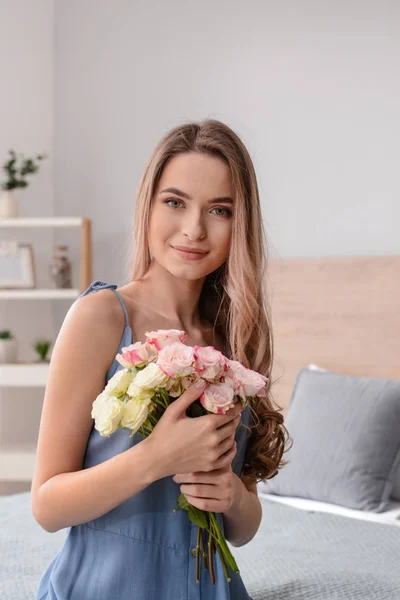 Vacker Ung Kvinna Med Bukett Blommor Hemma — Stockfoto