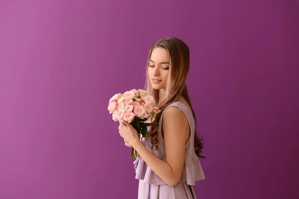 Schöne Junge Frau Mit Blumenstrauß Auf Farbigem Hintergrund — Stockfoto