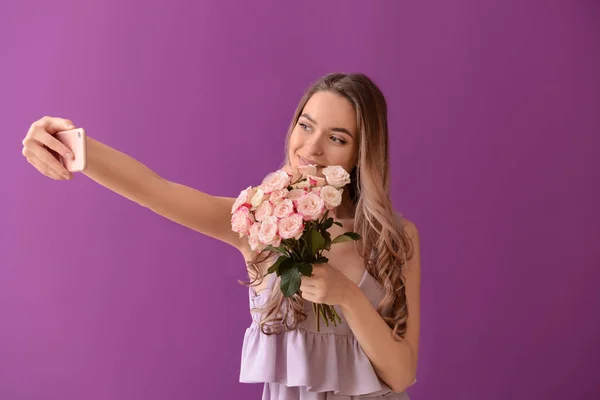 Vacker Ung Kvinna Med Bukett Blommor Tar Selfie Färgbakgrund — Stockfoto