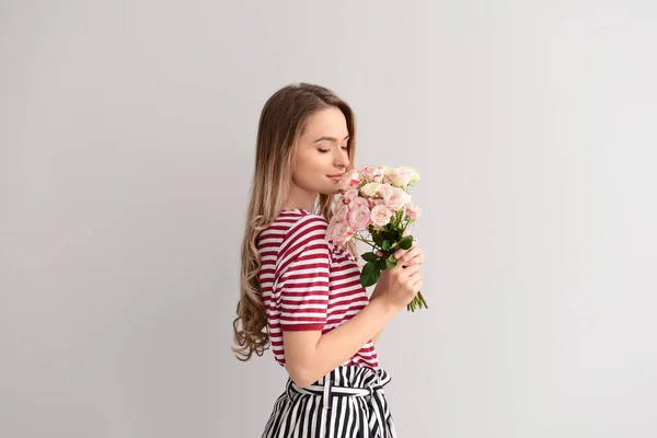 Vacker Ung Kvinna Med Bukett Blommor Grå Bakgrund — Stockfoto