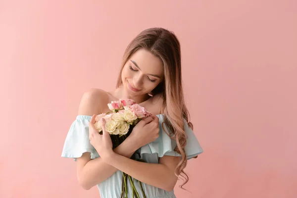 Vacker Ung Kvinna Med Bukett Blommor Färgbakgrund — Stockfoto