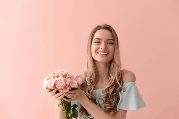 Schöne Junge Frau Mit Blumenstrauß Auf Farbigem Hintergrund — Stockfoto