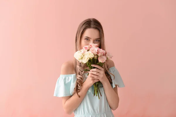 Belle Jeune Femme Avec Bouquet Fleurs Sur Fond Couleur — Photo