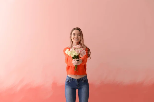 Schöne Junge Frau Mit Blumenstrauß Auf Farbigem Hintergrund — Stockfoto