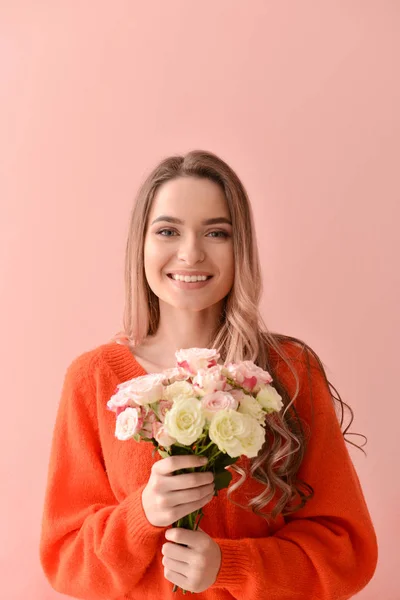 色の背景上の花の花束と美しい若い女性 — ストック写真