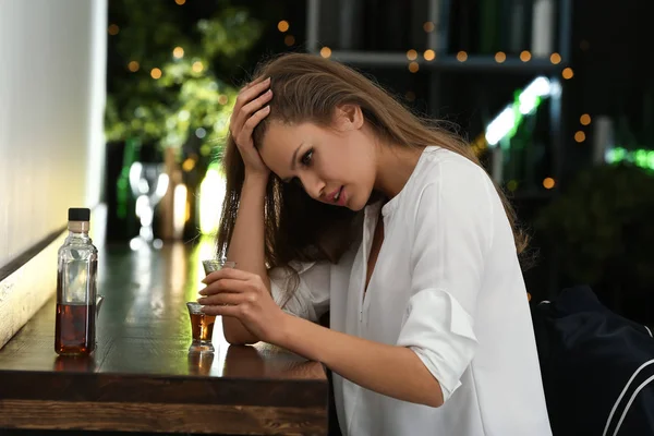 Mujer Deprimida Bebiendo Alcohol Pub — Foto de Stock