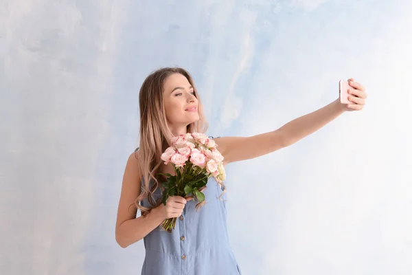Hermosa Mujer Joven Con Ramo Flores Tomando Selfie Sobre Fondo — Foto de Stock