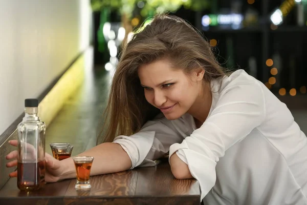 Mulher Deprimida Bebendo Álcool Pub — Fotografia de Stock