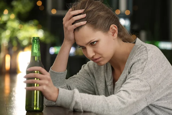 Deprimida Jovem Mulher Bebendo Álcool Bar — Fotografia de Stock