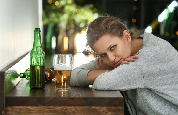 Młoda Kobieta Picie Alkoholu Barze — Zdjęcie stockowe