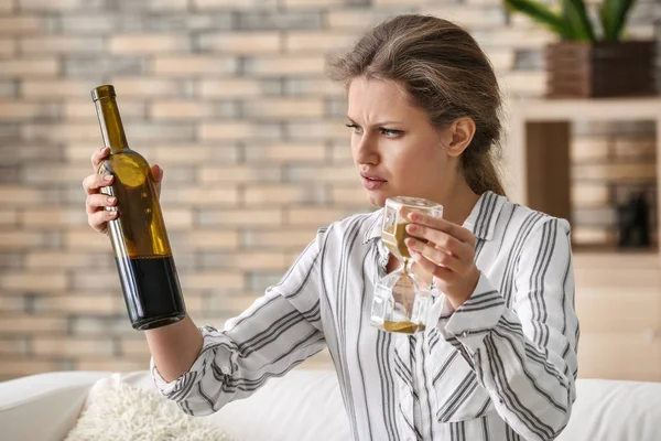 Deprimert Full Kvinne Med Flaske Vin Timeglass Hjemme – stockfoto