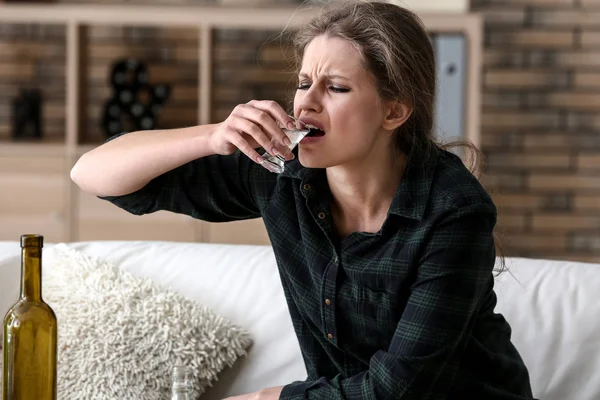 Depressieve Vrouw Die Thuis Alcohol Drinkt — Stockfoto