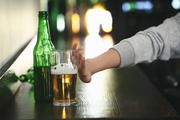 Mujer Joven Que Niega Beber Alcohol Bar —  Fotos de Stock