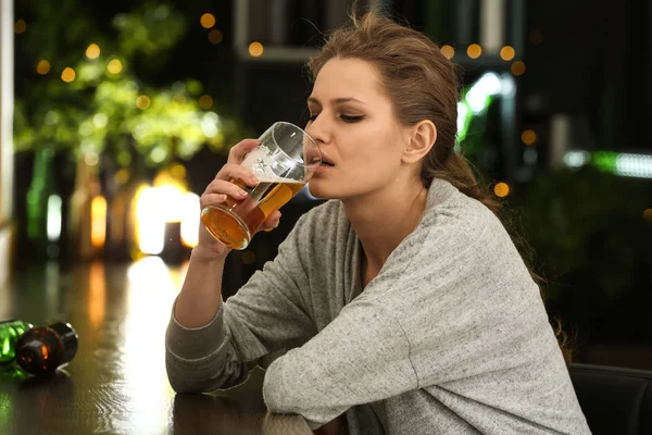 Giovane Donna Che Beve Alcol Nel Bar — Foto Stock