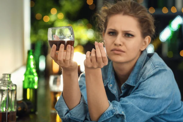 Mujer Deprimida Después Del Divorcio Bebiendo Alcohol Bar — Foto de Stock