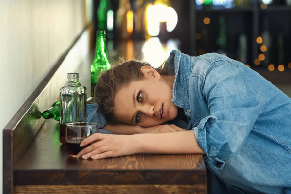 Depressieve Jonge Vrouw Drinken Van Alcohol Staaf — Stockfoto