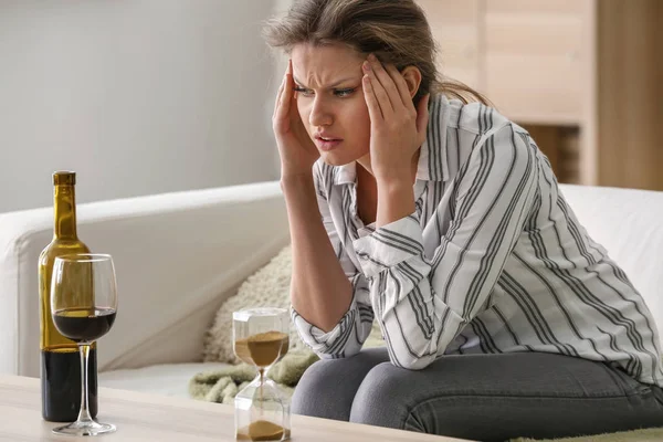 Deprimida Mujer Borracha Casa — Foto de Stock