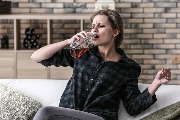 抑郁的女人在家里喝酒 — 图库照片