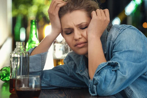 Deprimert Ung Kvinne Som Drikker Alkohol Bar – stockfoto