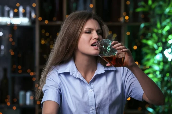 Jovem Mulher Bebendo Álcool Bar — Fotografia de Stock