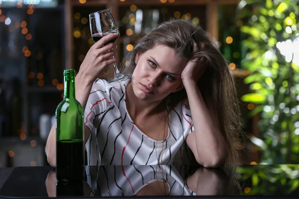 Donna Depressa Che Beve Alcol Nel Bar — Foto Stock