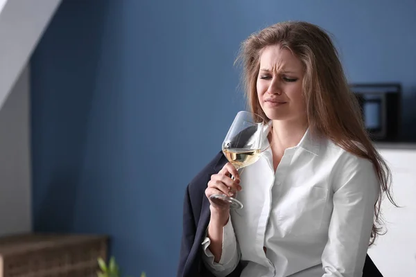 Mujer Deprimida Bebiendo Alcohol Casa — Foto de Stock