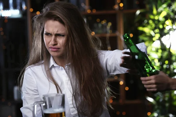 Mladá Žena Odmítá Pít Alkohol Baru — Stock fotografie