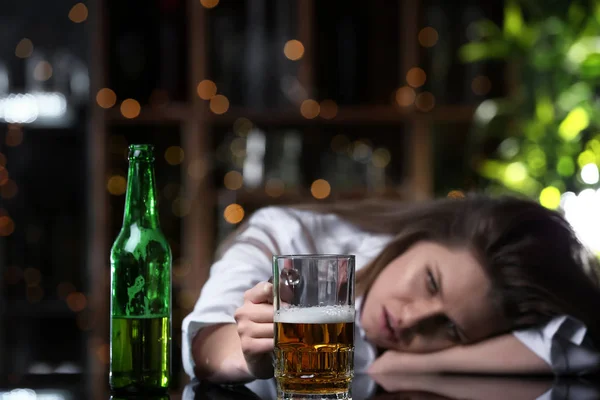 Deprimerad Kvinna Dricker Alkohol Bar — Stockfoto