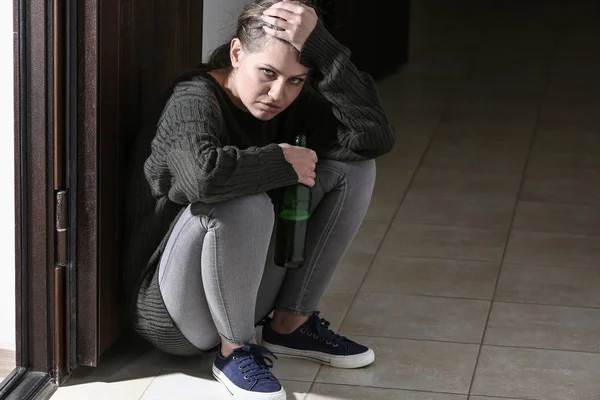 Mulher Deprimida Bebendo Álcool Corredor — Fotografia de Stock