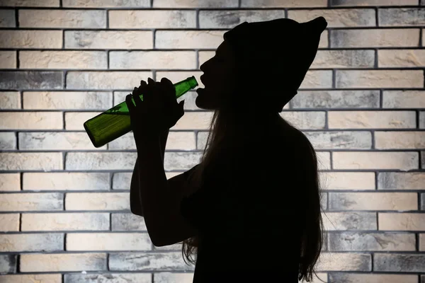 Silueta Mujer Bebiendo Alcohol Contra Pared Ladrillo — Foto de Stock