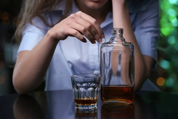 Donna Depressa Dopo Divorzio Bere Alcol Nel Bar — Foto Stock