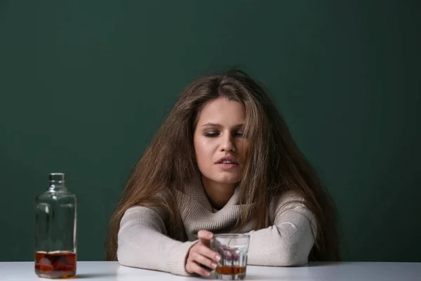 Depresivní Žena Pití Alkoholu Stolu — Stock fotografie