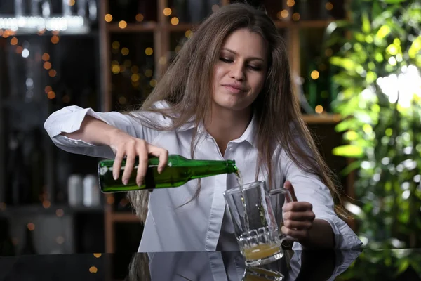 Jovem Mulher Bebendo Álcool Bar — Fotografia de Stock