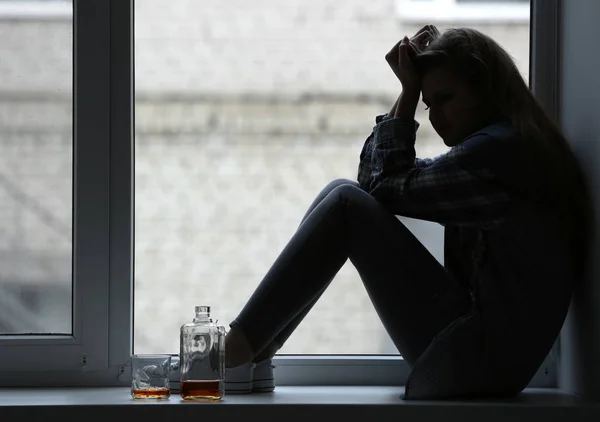 Depressive Frau Trinkt Alkohol Fenster — Stockfoto