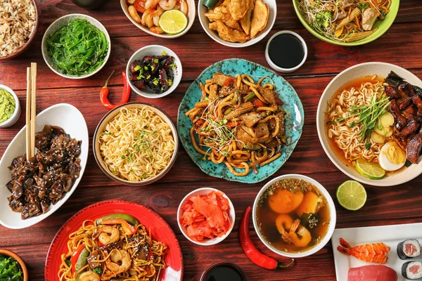 Ποικιλία Των Κινεζικών Τροφίμων Στο Ξύλινο Τραπέζι — Φωτογραφία Αρχείου
