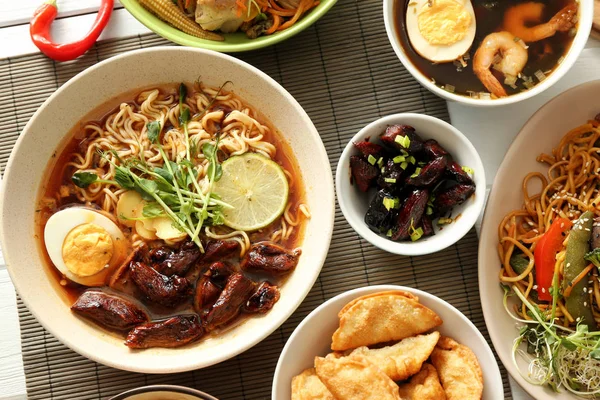 Ποικιλία Των Κινεζικών Τροφίμων Στο Τραπέζι — Φωτογραφία Αρχείου