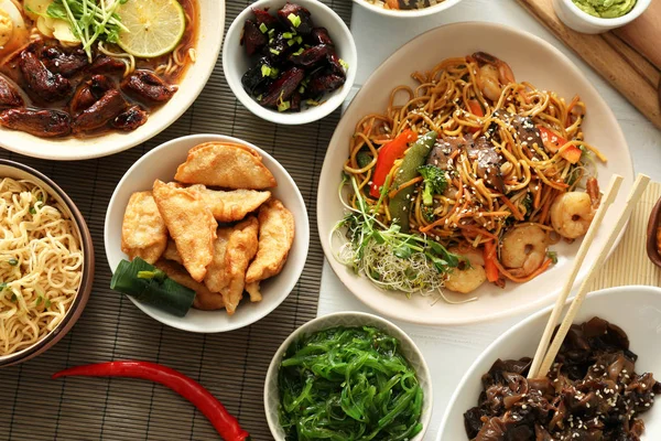 Ποικιλία Των Κινεζικών Τροφίμων Στο Τραπέζι — Φωτογραφία Αρχείου