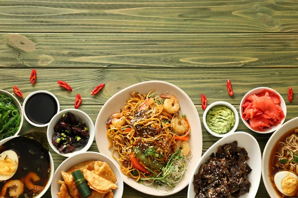Ποικιλία Των Κινεζικών Τροφίμων Στο Ξύλινο Τραπέζι — Φωτογραφία Αρχείου