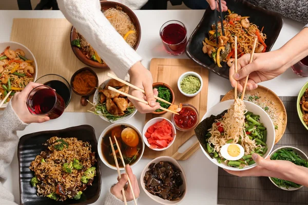 Τους Φίλους Που Τρώνε Νόστιμο Κινέζικο Φαγητό Στο Τραπέζι — Φωτογραφία Αρχείου