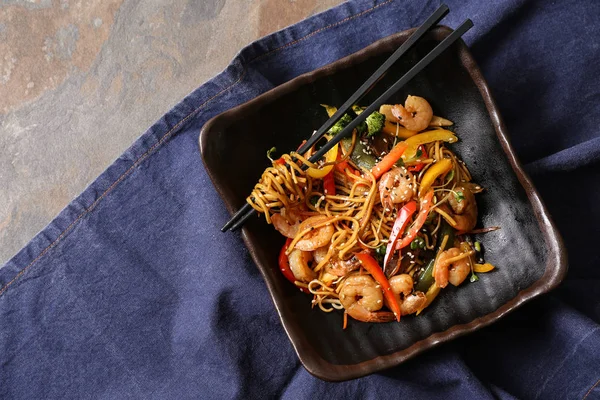 Plaka ile masada lezzetli Çin Eriştesi