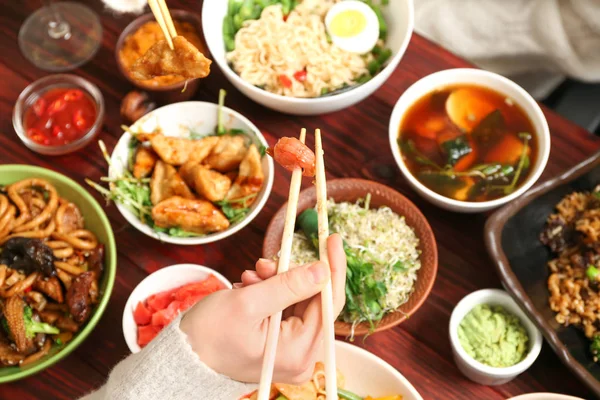 Kobieta Jedzenie Pyszne Chińskie Jedzenie Zbliżenie — Zdjęcie stockowe