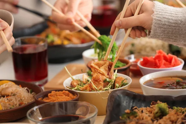 Γυναίκα Τους Φίλους Που Τρώνε Νόστιμο Κινέζικο Φαγητό Στο Τραπέζι — Φωτογραφία Αρχείου