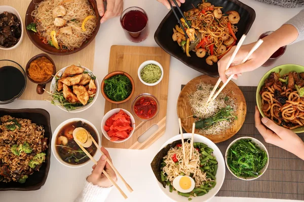 Τους Φίλους Που Τρώνε Νόστιμο Κινέζικο Φαγητό Στο Τραπέζι — Φωτογραφία Αρχείου