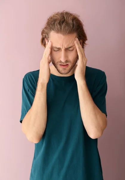 Young Man Suffering Headache Color Background — Stock Photo, Image