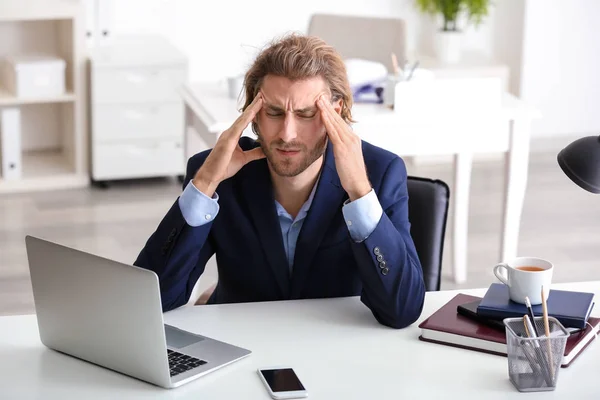 Młody Biznesmen Cierpi Ból Głowy Biurze — Zdjęcie stockowe