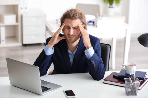 Jeune Homme Affaires Souffrant Maux Tête Bureau — Photo