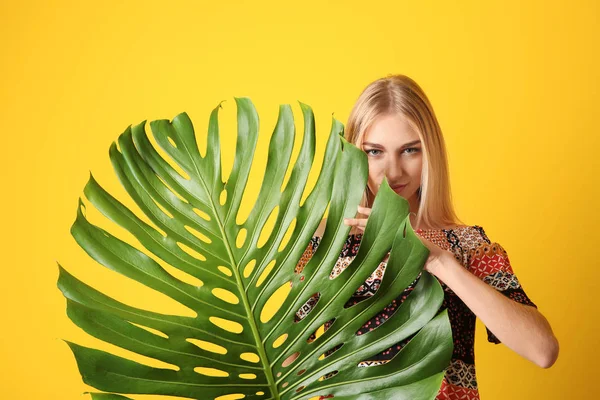 Portret Van Mooie Vrouw Met Groene Tropische Blad Kleur Achtergrond — Stockfoto