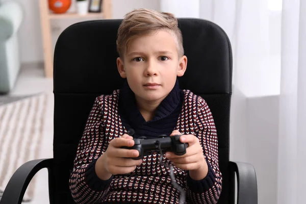 Netter Emotionaler Junge Spielt Videospiel Hause — Stockfoto